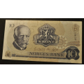 10 kr. 1977 A C  * Kv. 0/01  * Katv. kr. 65 ** - Bilder er sedellen du fr.Pen usirulert.  Vurder ogs fra bilder. / Tore Rimstad: kr.  20,-