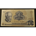 10 kr. 1977 A  * Kv. 0- * Katv. kr. 72 ** - Bilder er sedellen du fr.Pen usirulert.  Vurder ogs fra bilder. / Tore Rimstad: kr.  25,-