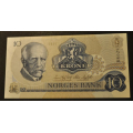 10 kr. 1981 B N  * kv.  0 (0/0-) Katv. kr.85 * - Bilder er sedellen du fr. Pen usirkulert. Vurder ogs fra bilder. / Tore Rimstad: kr.  25,-
