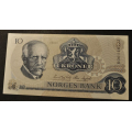 10 kr. 1981 B O  * kv.  0 Katv. kr.90 * - Bilder er sedellen du fr. Pen usirkulert. Vurder ogs fra bilder. / Tore Rimstad: kr.  30,-