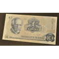 10 kr. 1981 Bi  * Kv. 0 ** Katv. kr. 90 ** - Bilder er sedellen du fr. Pen usirkulert kv. 0. Vurder fra bilder. IKKE SALR. / Tore Rimstad: NOK  45,-