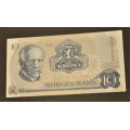 10 kr. 1981 B X  * Kv. 01 * Katv. kr. 65 ** - Bilder er sedellen du fr.  usirkulert kv. 01. Vurder fra bilder. IKKE SALR. / Tore Rimstad: NOK  25,-