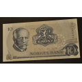 10 kr. 1983 C   * Kv. 0 ** Katv. kr. 80 ** - Bilder er sedellen du fr.Kv. 0 ** Vurder fra bilder. IKKE SALR. / Tore Rimstad: NOK  45,-