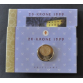 20 kr. Akkershus 1999 * Brilliant kvalitet - Bilder er likt med auksjon. Feilfrie sett.  Utgiver DKM  Kongsberg. Du er garantert en feilfri mynt preget i brilliant kvalitet. IKKE SALR. / Tore Rimstad: NOK  50,-