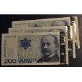 200 kr. 2006 * Kv.0- * Nr. rekkeflge - Bilder er sedlene. Usirkulerte pene sedler. Antydning til Litt blgete papir. Pris Kjp N er en (1) sedell. Ved kjp av flere er de i nr. rekkeflge. IKKE SALR. KUN 1 IGJEN. DE ANDRE ER SOLGT. / Tore Rimstad: NOK  250,-