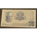 10 kr 1977 A   Kv. 0 * Katv. kr. 80 ** - Bilder er sedellen du fr.
Usirkulert kv. 0.
Vurder og by fra bilder.
IKKE SALR. / Tore Rimstad: NOK  45,-