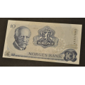 10 kr 1977 AX  Kv. 0- * Katv. kr. 72 ** - Bilder er sedellen du fr.
Usirkulert kv. 0-.
Vurder og by fra bilder.
IKKE SALR. / Tore Rimstad: NOK  30,-