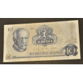 10 kr. 1981 BU  * Kv. 01. Katv. kr. 65 ** - Bilder er sedellen du fr. usirkulert kv. 01. Vurder fra bilder. IKKE SALR. / Tore Rimstad: NOK  25,-