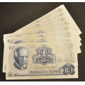10 kr. 1977 AB * Kv. 0/0- Nr rekkeflge. Katv. kr. 75 - Bilder er sedlene. Pene usirkulert i kv.0/0-.
Pris KJP N er en (1) sedell. Ved kjp av flere er de i nr. rekkeflge. Du velger antall. IKKE SALR. / Tore Rimstad: kr.  40,-