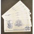 10 kr. 1977 AB * Kv. 0/0- Nr rekkeflge. Katv. kr. 75 - Bilder er sedlene. Pene usirkulert i kv.0/0-.
Pris KJP N er en (1) sedell. Ved kjp av flere er de i nr. rekkeflge. Du velger antall. IKKE SALR. / Tore Rimstad: kr.  35,-