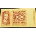 100 kr. 1977 Q A * Erst. kv. 01 * katv. 830 - Bilder er sedellen du fr.Vurder ogs fra bilder. Mener det er brunt rstall.Tar et lite forbehold om det er brunt eller sort rstall. / Tore Rimstad: kr.  186,-