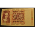 100 kr. 1977 Q G Erst. Sort rst. kV.01*kV. 1160 - Bilder er sedellen du fr.Vurder ogs fra bilder. Mener det er sort rstall.Tar et lite forbehold om det er brunt eller sort rstall. / Tore Rimstad: kr.  268,-