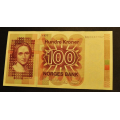 100 kr. 1977 Q K  * Kv. 01 * Katv.kr. 1160 *(kr.850) - Bilder er sedellen du fr.rlitrn rift i ventstre
kant. Ca 1mm. Vurder ogs fra bilder. Mener det er sort rstall.Tar et lite forbehold om det er brunt eller sort rstall. / Tore Rimstad: kr.  105,-