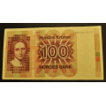 100 kr. 1977 Q O * Erst. kv. 0/01-01 * katv. 950 - Bilder er sedellen du fr.Vurder ogs fra bilder. Mener det er brunt rstall.Tar et lite forbehold om det er brunt eller sort rstall. / Tore Rimstad: kr.  123,-