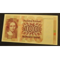 100 kr. 1977 Q P *Erst.kv.01Sort rst.Katv. kr.1160* - Bilder er sedellen du fr.Vurder ogs fra bilder. Mener det er sort rstall.Tar et lite forbehold om det er brunt eller sort rstall. / Tore Rimstad: kr.  130,-