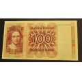 100 kr. 1977 Q R *Erst.kv.1+/01Sort rst.Katv..950* - Bilder er sedellen du fr.Vurder ogs fra bilder. Mener det er sort rstall.Tar et lite forbehold om det er brunt eller sort rstall. / Tore Rimstad: kr.  123,-