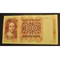 100 kr. 1977 QS *Erst.kv.1+/01 Brunt rst.Katv..700 - Bilder er sedellen du fr.Vurder ogs fra bilder. Mener det er brunt rstall.Tar et lite forbehold om det er brunt eller sort rstall. / Tore Rimstad: kr.  117,-