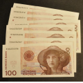 100 kr. 1998 * Kv. 0. Nr. rekkefølge. Katv. kr. 320 * - Bilder er sedlene. Pene kv.0. Pris KJØP NÅ er en(1) sedell. Ved kjøp av flere er de i nr. rekkefølge. Du velger antall.IKKE SALÆR. / Tore Rimstad: kr.  220,-