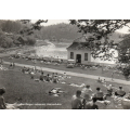 Hvervenbukta med Strandpaviliongen. Mange badegjester. Ubr. - Sm papirrester i hjrner. / Knut J. Myrvang: NOK  20,-