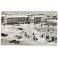 Hammerfest. Ole Olsens Plass. Biler, folk og butikker. Kval 1-2. - Stmp. Hammerfest 1957. / Knut J. Myrvang: NOK  25,-