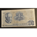 10 kr. 1973 QY Erst. * Kv. 01  * Katv. kr. 440 ** - Bilder er sedellen du f�r. Pen. Vurder ogs� fra bilder. Ikke SAL�R. / Tore Rimstad: kr.  150,-