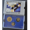 PROOFSETT 1992 * KATV. KR. 300 ** - Bilder er likt med auksjon. Her med 5 kr. - 1 kr. 50 �re 1992 i proof kv.Feilfrie sett. Pris KJ�P N� ER ETT (1) sett. Du velger antall.  
IKKE SAL�R. / Tore Rimstad: kr.  100,-