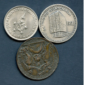 -26- Lott 3 div. medaljer. - By etter bilder. Medaljen fra Guatemala viser s�lv og ca. 29 gram. Thai-medaljen er CuNi, den siste i bronse er datert Prague 12.mai 1743, og er tydeligvis tilknyttet kroningen av Maria Theresia. https://www.christophereimer.co.uk/medals/Coronation+of+Queen+Maria+Theresa+in+Prague / Numisma Mynthandel A/S: kr.  35,-