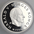 -23- Norge 50 kr 1992, kv. Proof - Illustrasjonsbilder. Barn p� kjelke. Litt tonet etter � ha v�rt i SH-holder / Numisma Mynthandel A/S: NOK  159,-