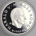 -26- Norge 50 kr 1992, kv. Proof - Illustrasjonsbilder. Barn p� kjelke. Litt tonet etter � ha v�rt i SH-holder / Numisma Mynthandel A/S: NOK  2,-