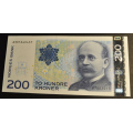 200 kr. 2013 Litra A  * Kv. 0 - Bilder er sedellen du f�r. Vurder fra bilder. Pen usikulert kvaliitet 0. IKKE SAL�R. / Tore Rimstad: kr.  250,-
