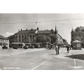 Sarpsborg. Torget med busser. St.-Sarpsborg 1956. Kv.1-2. / Knut J. Myrvang: NOK  25,-