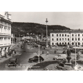Drammen. Str�ms� Torg med biler og mye folk. Ubr. Kval 1-2. / Knut J. Myrvang: NOK  25,-