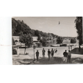 Ris�r. Torget med Indre havn. Bil og folk i gaten. St.Ris�r 1949. - Kvalitet 2. / Knut J. Myrvang: NOK  20,-