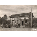 Hovden. Bil ved K.Hovden &Co, Ass. Landhandleri. Vannrett brett. / Knut J. Myrvang: NOK  20,-