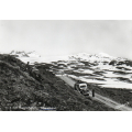 Sognefjellveien med buss. Ubr. Kval 1-2. / Knut J. Myrvang: NOK  25,-