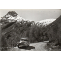 Gaularvegen med bil D-1943 i n�rmotiv. Ubr. Kval 1-2. / Knut J. Myrvang: NOK  25,-