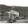 Gratangen Turiststasjon med flere biler. Pontiac 1938 n�rmest? / Knut J. Myrvang: NOK  25,-