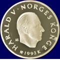 -19- Norge 100 kr 1992, Ishockey. Proof, flekker. - Totalt 31,
31,1 gram s�lv (33,8 gram 925S).

https://en.numista.com/42908 / Numisma Mynthandel A/S: kr.  400,-