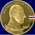 -23- Medalje fra SH, Haakon 80 �r 2018. - S�lv, oppgitt 38,61 gram i 999 s�lv. Belagt med 24 k, gull.

I kapsel fra Samlerhuset (SH), biler skutt gjennom plast. / Numisma Mynthandel A/S: kr.  400,-