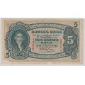 -23- 5 kroner 1939R, kv. 1/1+, skadet hj�rne. - Papirfortynnelse i nedre venstre hj�rne, fjernet trykk advers. Presset.

Signatur: Meldahl, Nielsen / Numisma Mynthandel A/S: NOK  2,-