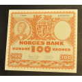 100 kr. 1955 D * Kv. 01 * Katv. kr. 1500 ** - Bilder er seddelen du f�r. 2 svake bretter. Pen seddel.Vurder ogs� fra bilder. / Tore Rimstad: kr.  331,-