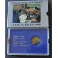 PROOFSETT 1990 * kATV. KR. 625 ** - Norges f�rste proof mynt.1 kr. 1990. Bilder er likt med auksjon. Feilfrie sett. Pris KJ�P N� ER ETT (1) sett. Du velger antall. Kun 1 igjen. 
IKKE SAL�R. / Tore Rimstad: kr.  150,-