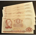 100 kr. 1972 S * Kv. 0/0- * Katv. kr. 590 *Usirk* - Bilder er sedlene. Pene usirkulerte sedler. Pris KJ�P N� er en(1) sedell. Ved kj�p av flere er de i nr. rekkef�lge. Du velger antall. IKKE SAL�R. / Tore Rimstad: kr.  290,-