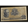 10 kr. 1972 QC * Kv. 1/1+ *S seddel*Katv kr.3950 - En skjelden pen S sedell med god stivhet. 2 markerte bretter og noen markerte viker.Ingen skader eller hull. S seddel (kun 26 til 40 kjente eksemplar.) / Tore Rimstad: kr.  772,-
