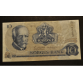 10 kr. 1972 Q�  Erst. Kv. 1 * Katv. kr.1310 * - Bilder er seddelen du f�r. Vurder ogs� fra bilder. / Tore Rimstad: kr.  163,-