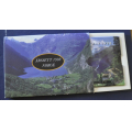 �rsett 1998 Norge * I stort pappcver.* noe uvanligt - Bilder er settet du f�r. Dette er innsatt i st�rre cover (17x12 cm) mot normalt 14,5 x 10 cm) Topp sett i kv.0.
IKKE SAL�R / Tore Rimstad: kr.  100,-