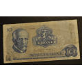 10 kr. 1973 Q�  Erst. Kv. 1 * Katv. kr.210 * - Bilder er  seddelen du f�r. Ingen rifter eller n�lehull, men mange bretter. Vurder ogs� fra bilder. / Tore Rimstad: kr.  10,-