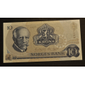 10 kr. 1977 QS  Erst. Kv. 0 * Katv. kr. 470 - Bilder er  seddelen du f�r. Pen usirkulert i kv 0. Vurder ogs� fra bilder. / Tore Rimstad: kr.  10,-