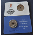 5 kr. 1998 * Kv. 0 - Bilder er likt med auksjon. Utgitt av Norges Mynthandlerforening. Oslo International Coin Show. Preget ved Den Kongelige Mynt, Kongsberg.Nummerrerte sett. Kj�p N� pris er et (1) sett.IKKE SAL�R / Tore Rimstad: kr.  25,-