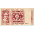 -26- 100 kroner 1985-VI, kv. 01 - Signatur: Sk�nland/Sag�rd. Midtbrett. / Numisma Mynthandel A/S: kr.  86,-